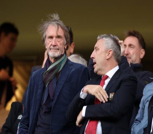 曼聯球迷發動抗議行動：高層把俱樂部折騰成馬戲團成了笑談對象_英超直播