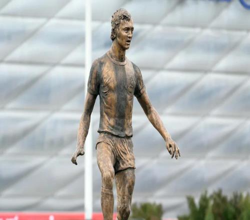 圖片報(bào)：拜仁周四在貝肯鮑爾的墓前敬獻(xiàn)了新花圈