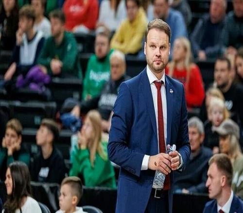 為換帥蓄力7勝5負排第6，昔日黑馬不忍了，引入強人加入教練組