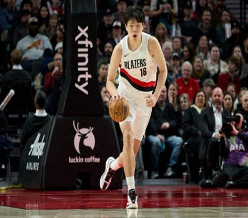 胳膊血痕+同款攤手，一點點約味十足的楊瀚森，終究還是上道了