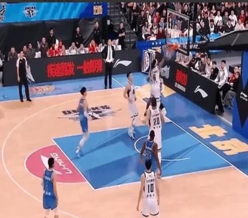 籃球新視角：87：85絕殺！后衛珀塞爾隔扣中鋒周琦，太精彩了！