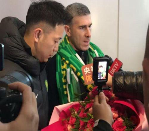 北京國(guó)安主帥蒙哥馬利抵京，張稀哲手捧鮮花迎接，球隊(duì)5天后集結(jié)