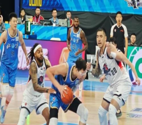 目送對手壓哨絕殺！北京前鋒迷失，周琦暴怒！