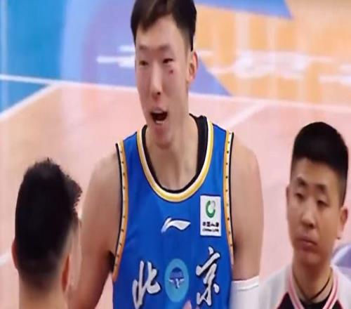 CBA大沖突！周琦遭羞辱，惱羞成怒，沖向對方起沖突裁判送上兩T