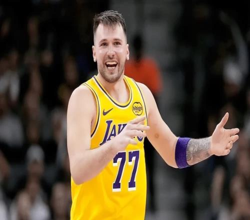 雷迪克甩鍋都甩不明白！喊暫停場上沒聽到，回放卻顯示示意進攻！