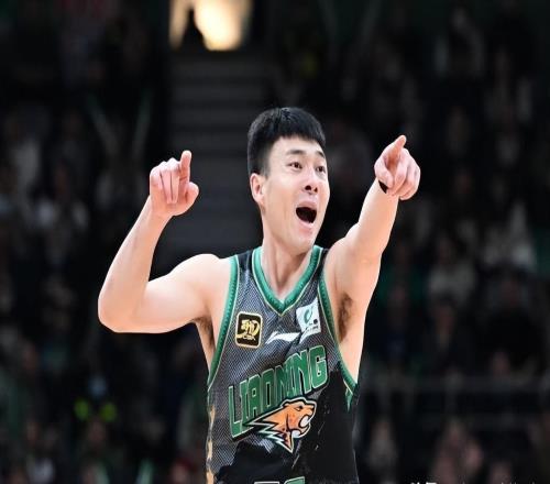 CBA最耀眼的新星“寵老六”，昨晚在比賽中，被鄢手騏打懵了