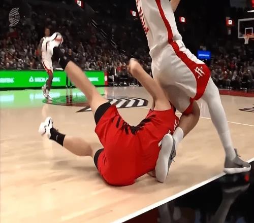 楊瀚森啞火了！三分連鐵+犯規(guī)太多，還被亞當(dāng)斯坐到頭，幸好無礙