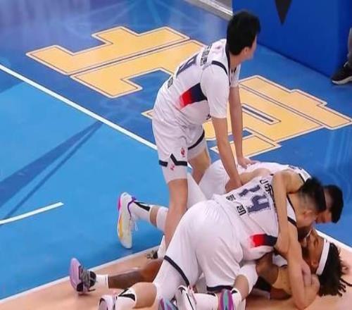 魯媒名記忍不了，連發5條動態，盛贊山東絕殺強敵，直接點名3個人