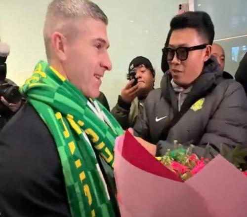 張10手捧鮮花蒙哥馬利：我還記得你玉昆對(duì)抗賽洋槍土炮火力全開