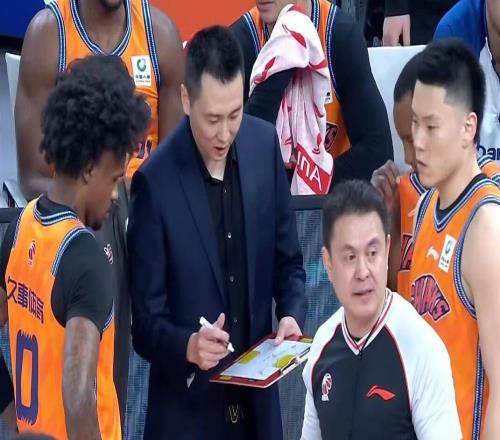 山東男籃力擒北京，上海八連勝登頂，山西遼寧三連勝CBA排名大變