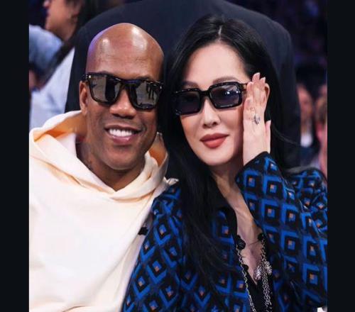 馬布里攜妻子觀戰(zhàn)尼克斯曬照發(fā)文：愛不再是感覺而是呼吸的空氣