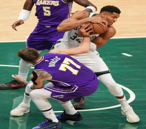 不躲了！湖人半場5261雄鹿，看數據：他是頭號罪人！