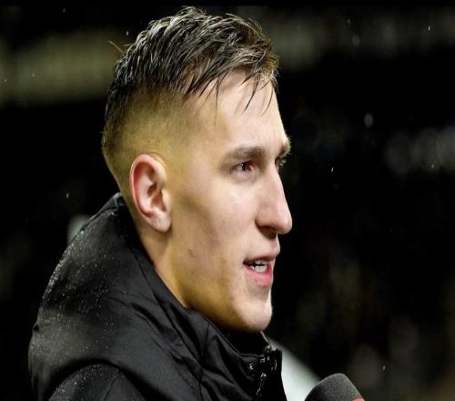 施洛特貝克：我們踢得其實(shí)比法蘭克福好，但丟三球?qū)嵲谔嗔?/>
                                </a>
                            </div>
                            <div   id=