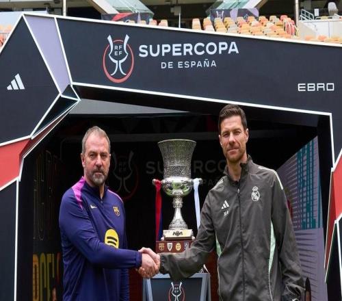 傳統(tǒng)環(huán)節(jié)，西超杯決賽前弗里克和阿隆索在獎杯前合影