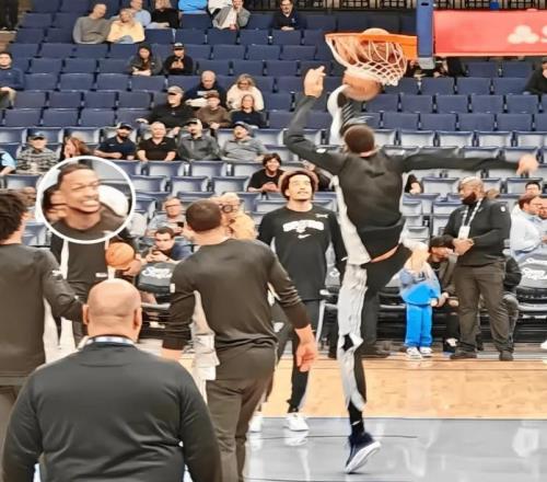 外星人實錘：文班亞馬腳踢籃網，另一只腳還未離地！