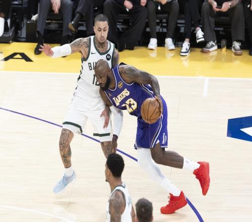 致命失誤！詹姆斯26+9+10葬送湖人！東契奇拉胯，字母哥搶斷制勝