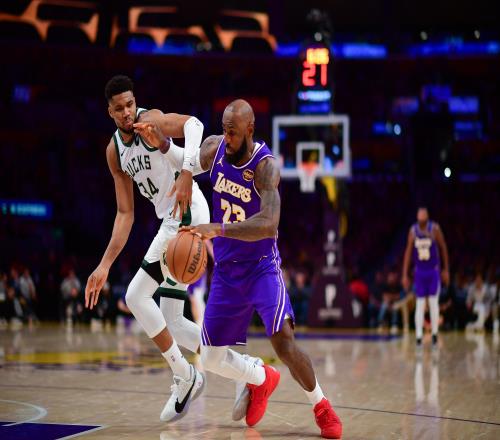 湖人13勝0負(fù)金身被破！41歲老詹26+9+10燃盡東契奇6犯暴露3問題