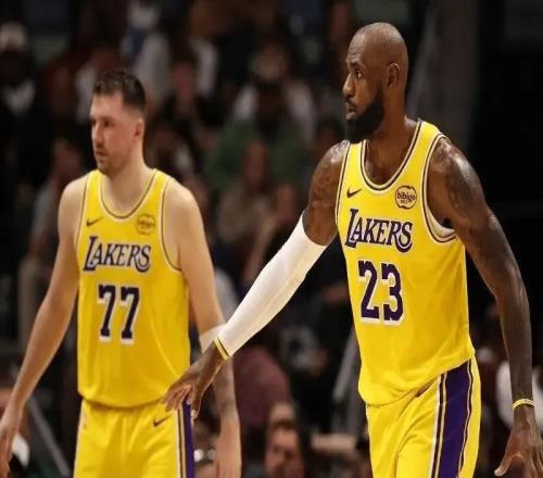 場均25+6+6！帶隊歷史第一，所有人都說你該退役，你卻又創造奇跡