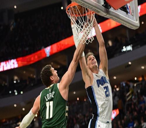 終于，魔術隊中鋒莫瓦格納將在打鵜鶘隊的比賽中迎來賽季首秀