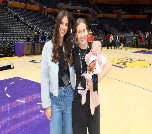 里弗斯一家近照，27歲爆發，場均26分6助鎖定億元合同，嬌妻很美