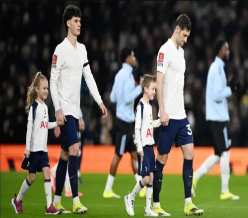 紀念俱樂部首奪足總杯125周年，熱刺球員穿全白球衣出戰