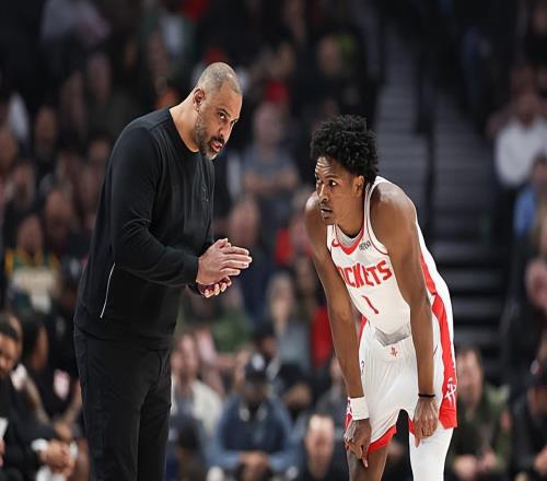 明知道后場新星不適合打控衛還在繼續，火箭是打算一條路走到黑