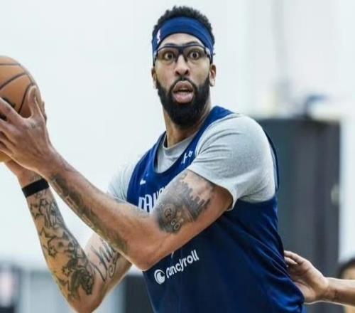 又傷了！TA記者：濃眉的交易價值持續走低，獨行俠已做好最壞打算