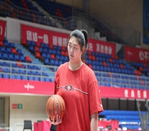 女籃2米26米天才首次0得分，遭侯冰棄用，宮魯鳴還敢征召她嗎