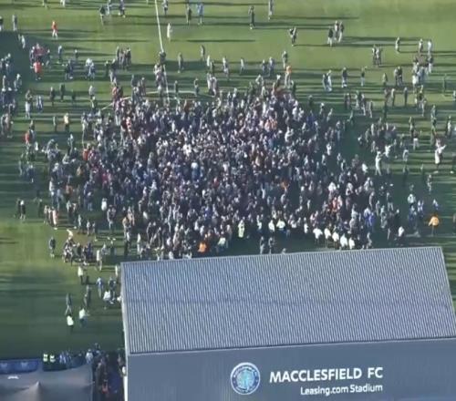 震撼！足總杯45萬(wàn)掀翻2.3億第6級(jí)別黑馬球迷沖場(chǎng)狂歡+舉起2功臣