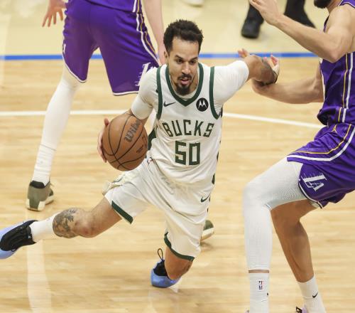 雄鹿險勝，打破湖人不敗金身，湖人僵持的比賽13勝0負水分太大了