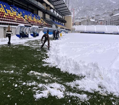 因主場積雪28厘米，安道爾FC老板皮克呼吁球迷幫忙一起鏟雪