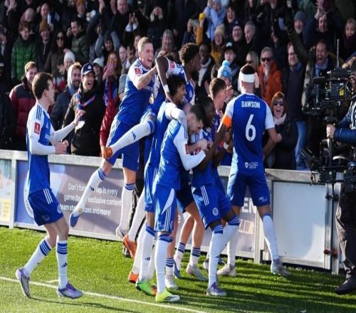 足總杯超級(jí)冷門(mén)！黑馬成立僅5年，5000人沖場(chǎng)歡慶，魯尼弟弟狂喜