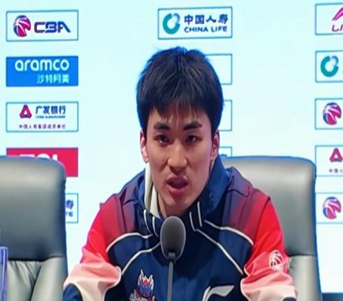 勝同曦發(fā)布會(huì)！邱彪仍在不滿防守，直指高詩(shī)巖帶傷+于德豪回暖！