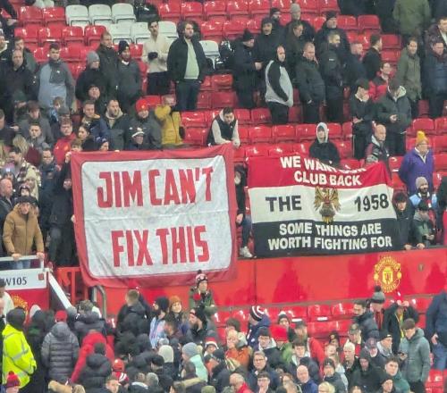 足總杯被淘汰，現場曼聯球迷打出橫幅：吉姆解決不了這個問題