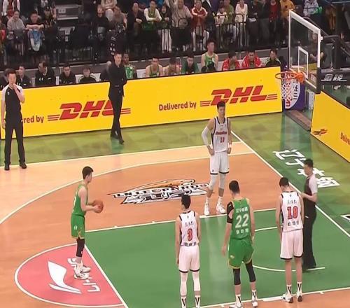 什么情況遼粵大戰(zhàn)爭議畫面曝光徐杰被撞倒技術臺人員竟鼓掌