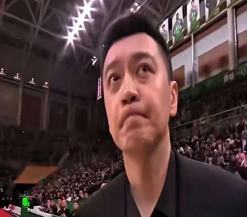 有誰注意到，昨晚比賽中，楊鳴的表情舉動，都在發出無聲的抗議啊