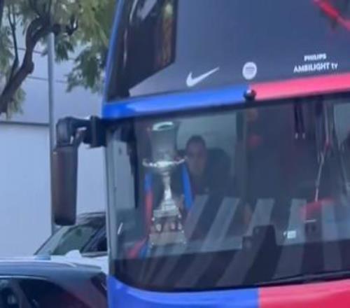 載譽(yù)歸來(lái)，西超杯冠軍獎(jiǎng)杯已隨隊(duì)抵達(dá)巴塞羅那