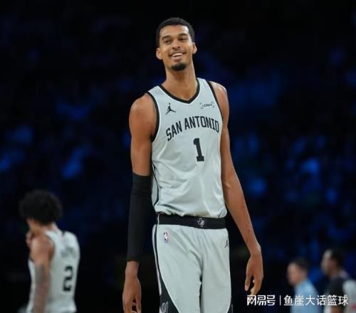 馬刺大爆冷！華子23+3準絕殺，文班29+7福克斯19中6，戈貝爾惡犯