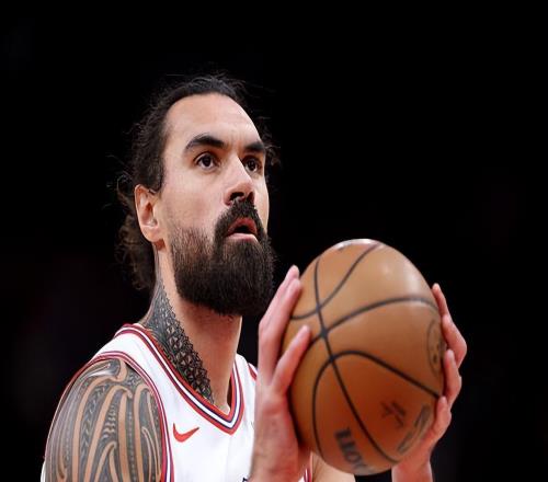 確實能搶到前場籃板，但火箭替補中鋒實在是缺乏基本的得分能力