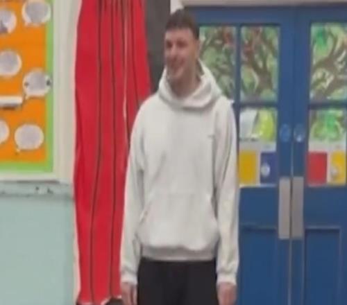 麥克斯菲爾德一后衛(wèi)是體育老師，淘汰水晶宮后回校受學(xué)生熱烈歡迎