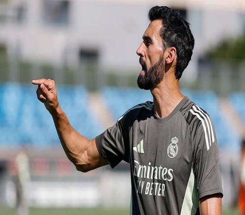 記者：阿韋洛亞早上7點就抵達訓練基地，比球員們早到兩小時