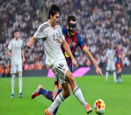 32衛(wèi)冕！巴薩力克皇馬捧杯，拉菲尼亞梅開二度，德容紅牌