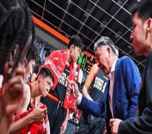 不容易！56歲老帥，3年3次“下課”，如今再度掌印，率隊打進前8