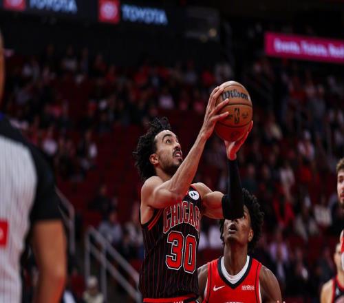 終于贏了！終結(jié)三連?。?0投0中后命中關(guān)鍵三分，火箭隊(duì)迎轉(zhuǎn)機(jī)