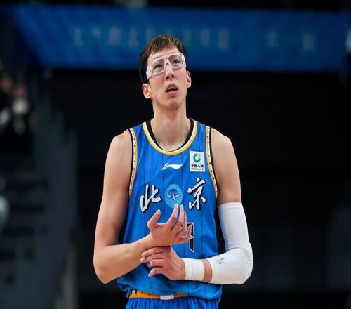 首鋼將帥失和！周琦與許利民鬧矛盾，3年后還能拿得頂薪合同嗎