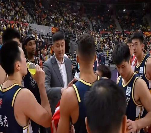 CCTV5直播廣東男籃大戰(zhàn)上海，CBA四強(qiáng)巔峰對(duì)決，杜鋒或故技重施