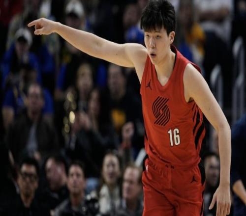 NBA裁判服了！主動給楊瀚森大拇指，244斤小楊撞頭搶球感動太多人