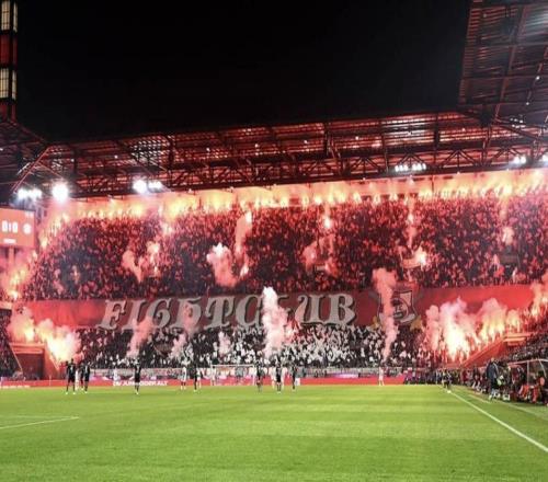 科隆球迷放煙火致球場能見度下降，拜仁與科隆的比賽被迫中斷