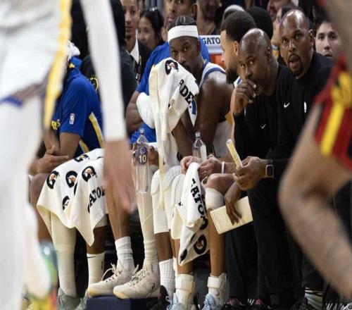 玩得不亦樂乎，勇士隊庫里和巴特勒在大勝開拓者隊時盡情嬉鬧