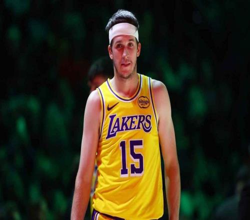 不滿，里夫斯經(jīng)紀(jì)人就詹姆斯經(jīng)紀(jì)人提出的湖人的交易建議與他對(duì)質(zhì)